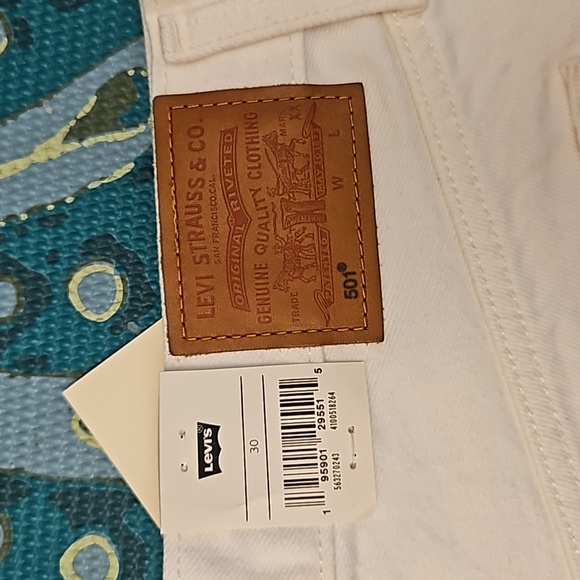Levi's | Women's White Levi High Rise Shorts, Size 30 - New with Tags - Picture 3 of 6